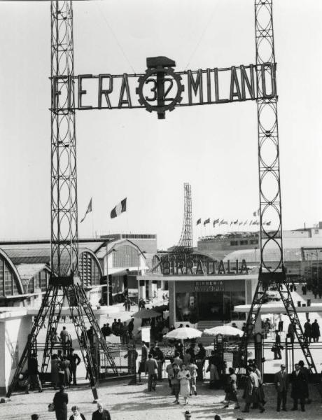 Fiera di Milano - Campionaria 1954 - Entrata di piazza Carlo Magno