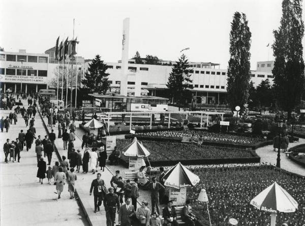 Fiera di Milano - Campionaria 1954 - Slargo adibito alla Mostra orto-floro-arboricola