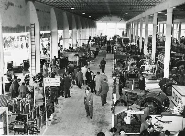 Fiera di Milano - Campionaria 1954 - Tettoia delle macchine agricole