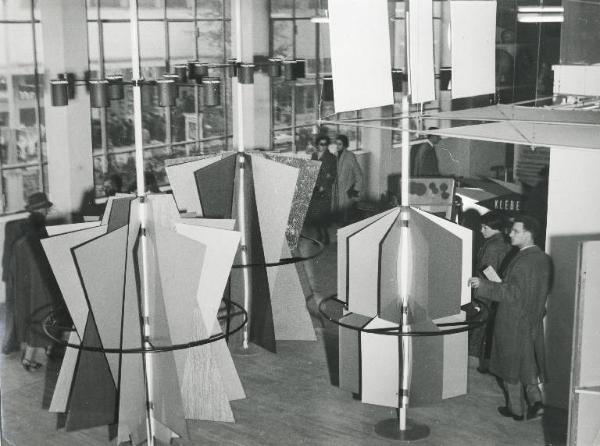 Fiera di Milano - Campionaria 1954 - Padiglione delle materie plastiche e delle macchine per la loro lavorazione - Sala con materiali di rivestimento in plastica