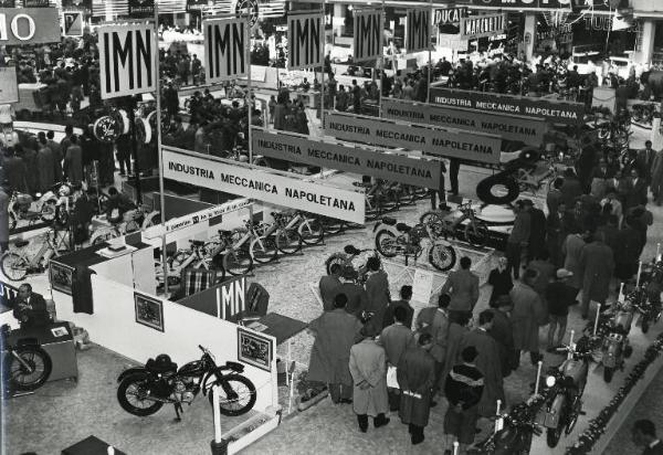 Fiera di Milano - Campionaria 1954 - Salone dell'auto, avio, moto, ciclo e accessori nel palazzo dello sport - Stand di motocicli della Industria meccanica italiana (IMN)