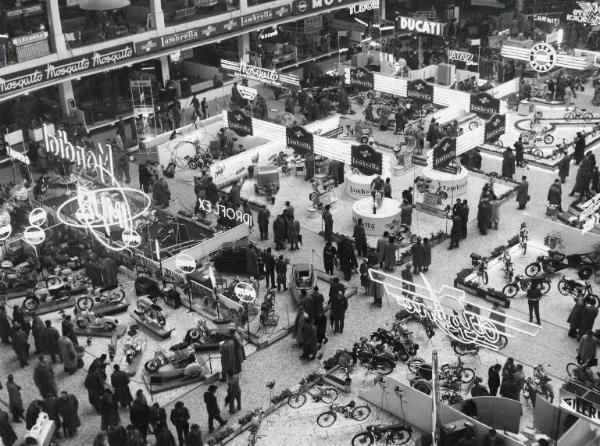 Fiera di Milano - Campionaria 1954 - Salone dell'auto, avio, moto, ciclo e accessori nel palazzo dello sport
