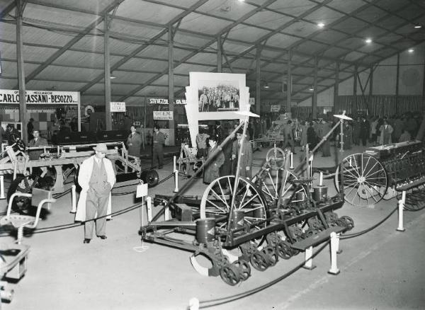 Fiera di Milano - Campionaria 1954 - Zona De Finetti - Tettoia della meccanica agricola