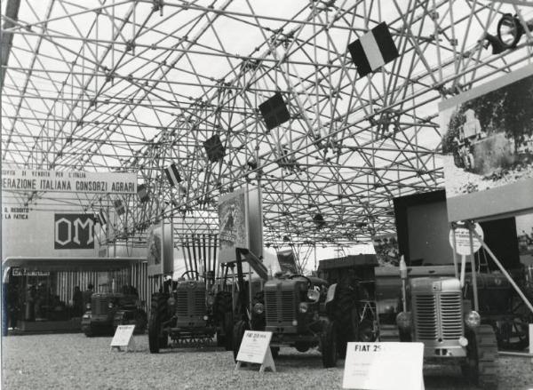 Fiera di Milano - Campionaria 1954 - Zona De Finetti - Tettoia della meccanizzazione agricola Fiat e OM - Trattori