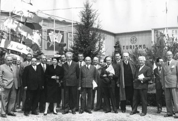 Fiera di Milano - Campionaria 1955 - Visita del sottosegretario di Stato alla Presidenza del Consiglio Raimondo Manzini
