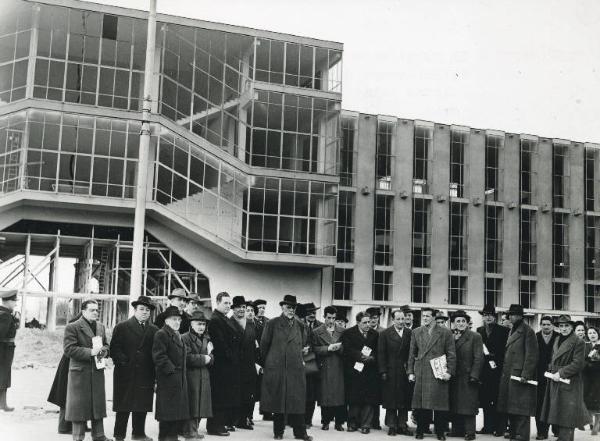 Fiera di Milano - Campionaria 1948 - Palazzo delle nazioni - Lavori di costruzione - Visita del presidente Luigi Gasparotto con i rappresentanti della stampa