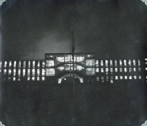 Fiera di Milano - Campionaria 1948 - Palazzo delle nazioni - Veduta notturna