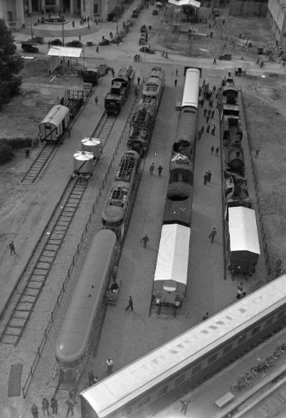 Fiera di Milano - Campionaria 1947 - Mostra ferroviaria - Vagoni ferroviari