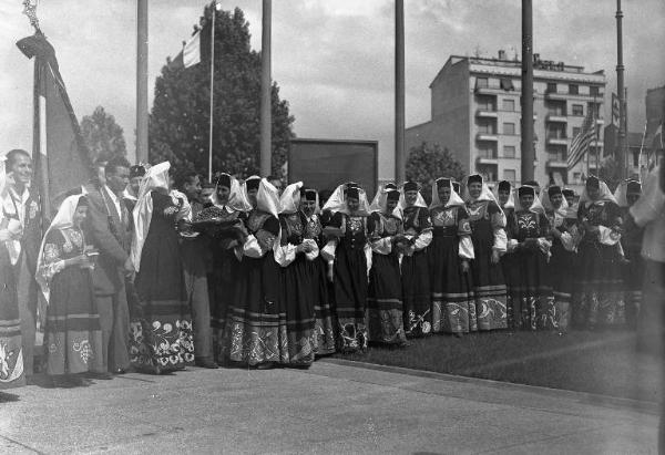 Fiera di Milano - Campionaria 1947 - Donne in costume