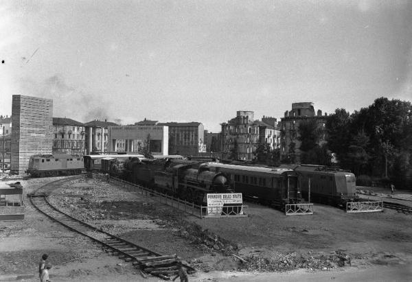 Fiera di Milano - 1947 - Mostra ferroviaria - Locomotive - Allestimento