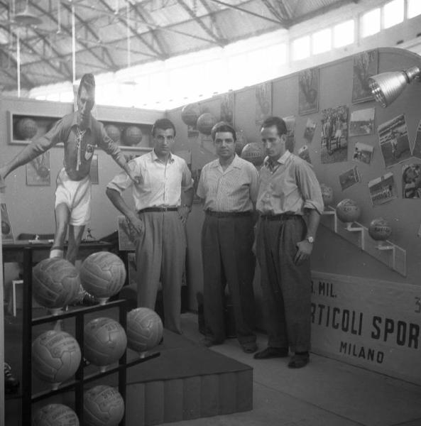 Fiera di Milano - Campionaria 1947 - Padiglione 31 - Stand articoli sportivi - Calciatore Carlo Parola