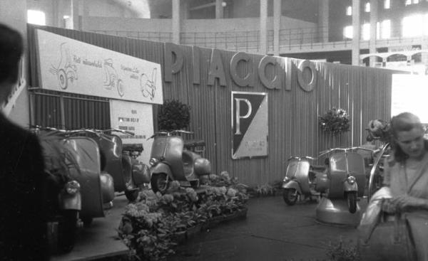Fiera di Milano - Campionaria 1947 - Padiglione 31 - Stand Piaggio - Vespa 125 cc