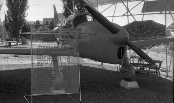 Fiera di Milano - Campionaria 1947 - Mostra dell'aeronautica - Velivolo da turismo triposto S. 1001 "Grifo"