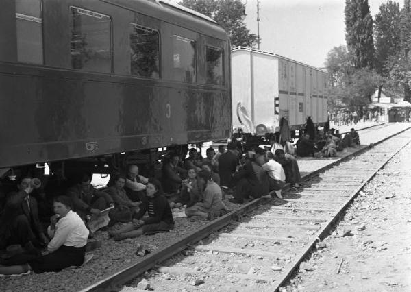 Fiera di Milano - Campionaria 1949 - Vagone ferroviario - Visitatori
