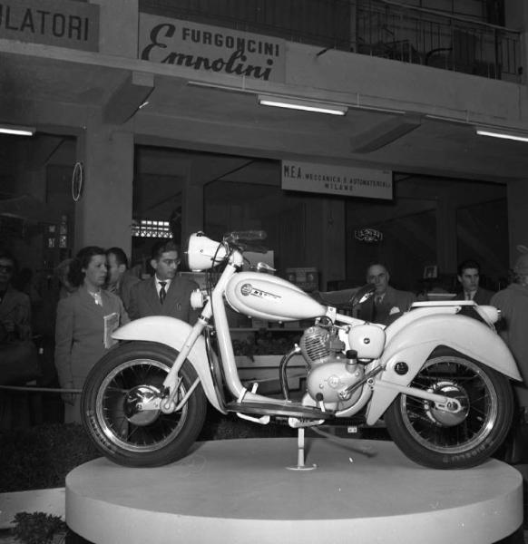 Fiera di Milano - Campionaria 1951 - Padiglione 31 - Stand Motom italiana - Motocicletta Delfino 150