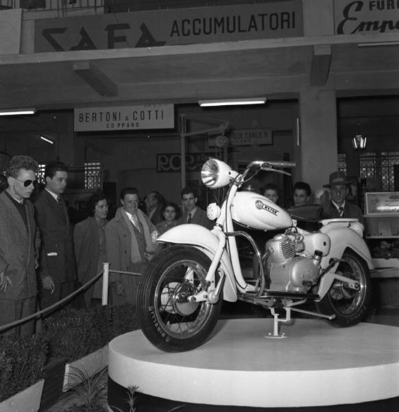 Fiera di Milano - Campionaria 1951 - Padiglione 31 - Stand Motom italiana - Motocicletta Delfino 150 - Visitatori
