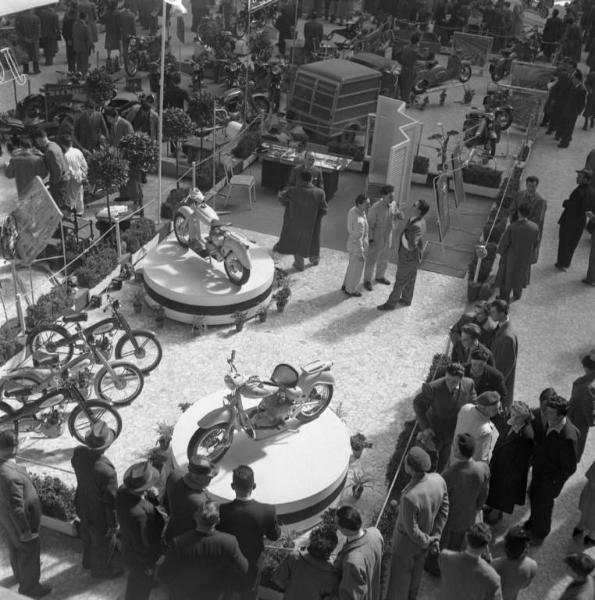 Fiera di Milano - Campionaria 1951 - Padiglione 31 - Stand Motom italiana - Motociclette - Visitatori