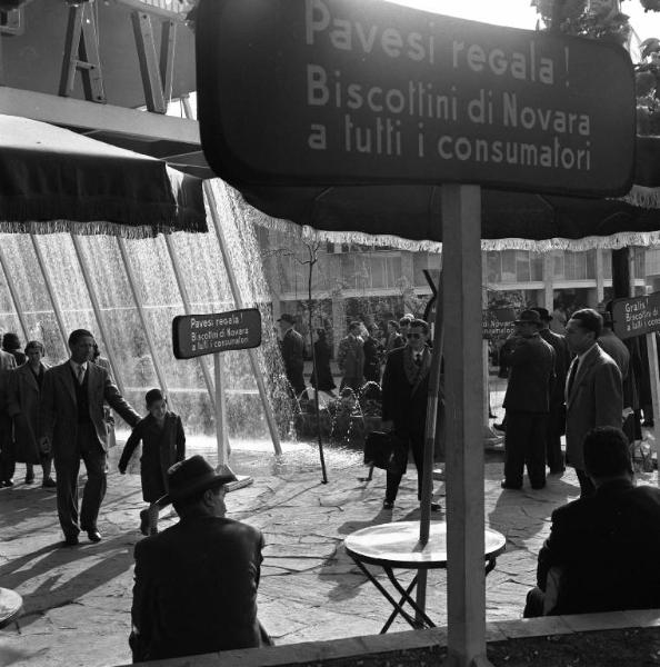Fiera di Milano - 1951 - Mostra-vendita Pavesi - Visitatori