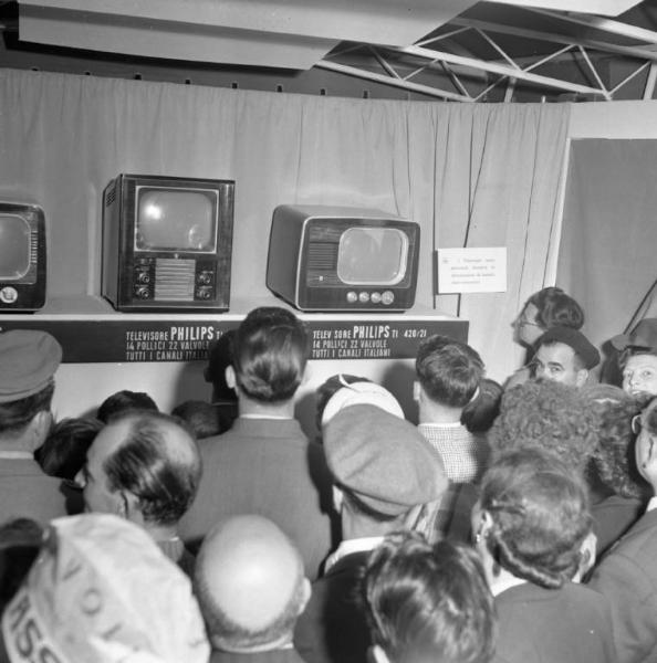 Fiera di Milano - Campionaria 1953 - Padiglione 33 - Televisori Philips - Visitatori