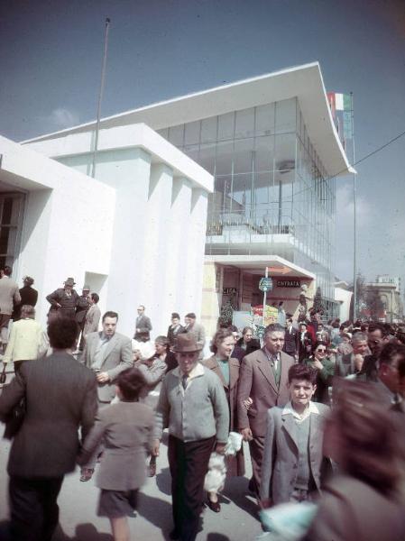Fiera di Milano - Campionaria 1952 - Viale dell'industria - Padiglione PTT (Poste telefoni telegrafi) - Visitatori