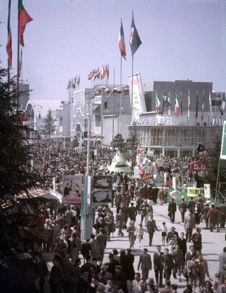 Fiera di Milano - Campionaria 1952 - Viale dell'industria - Visitatori