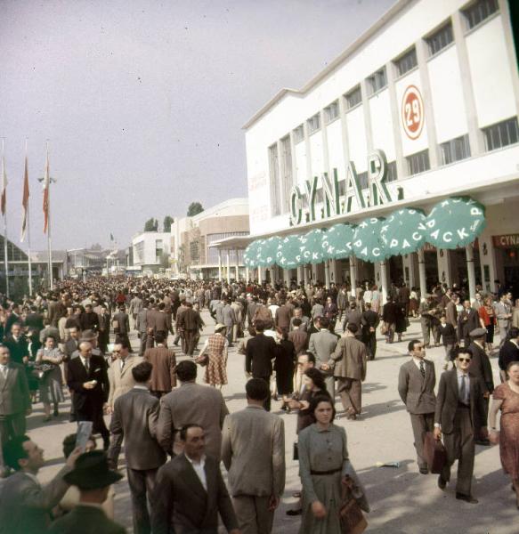 Fiera di Milano - Campionaria 1952 - Viale del commercio - Padiglione 29 - Visitatori