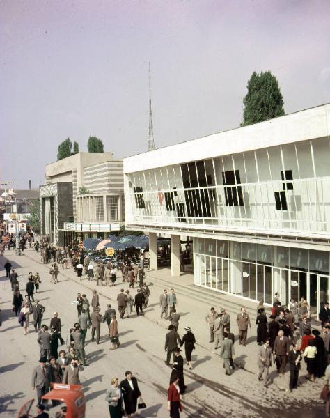 Fiera di Milano - Campionaria 1952 - Viale del commercio - Auditorium Rai - Visitatori