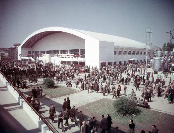 Fiera di Milano - Campionaria 1952 - Viale dell'industria - Padiglione della meccnica - Visitatori