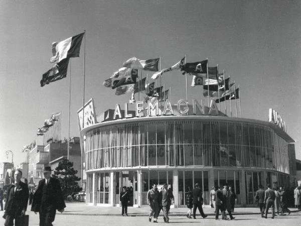 Fiera di Milano - Campionaria 1955 - Padiglione dell'Alemagna - Veduta esterna