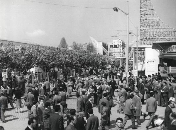 Fiera di Milano - Campionaria 1955 - Casa dell'ospite - Folla di visitatori