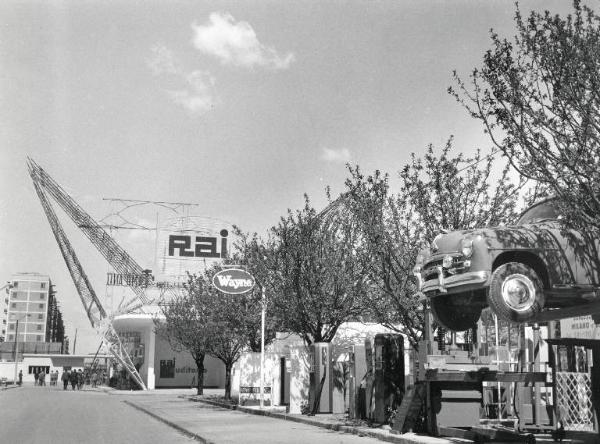 Fiera di Milano - Campionaria 1955 - Settore dei distributori di carburanti e auditorio della RAI (Radiotelevisione italiana)