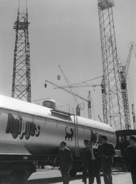 Fiera di Milano - Campionaria 1955 - Settore dell'edilizia - Serbatoio dell'Agipgas