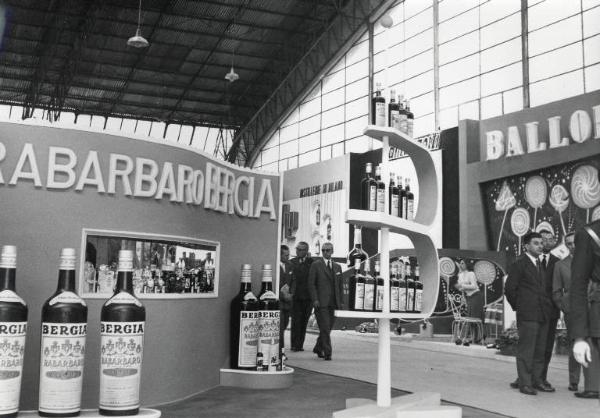 Fiera di Milano - Campionaria 1955 - Padiglione vini e liquori - Interno
