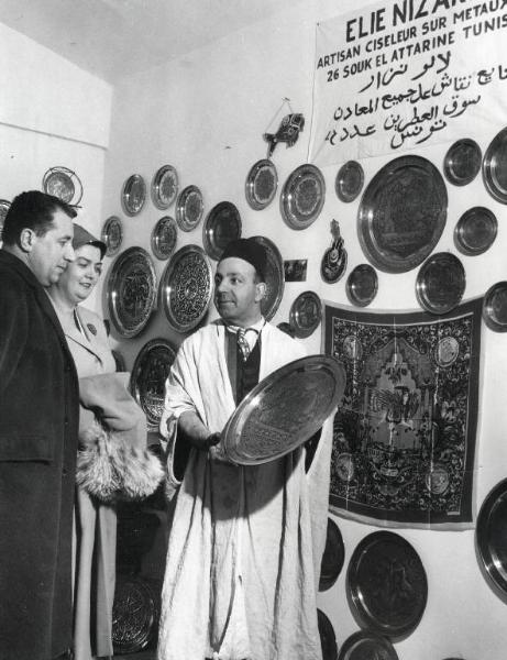 Fiera di Milano - Campionaria 1955 - Mostra artigianato orientale - Interno
