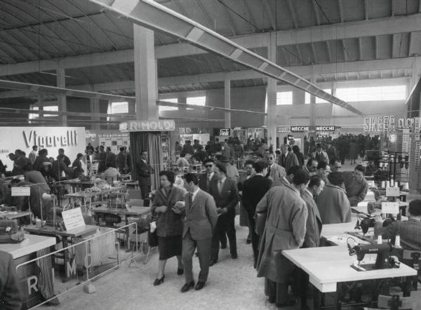 Fiera di Milano - Campionaria 1955 - Padiglione macchine per l'industria tessile e per maglieria - Interno