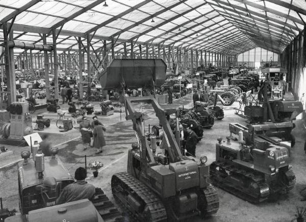 Fiera di Milano - Campionaria 1955 - Padiglione macchine e apparecchi per l'agricoltura - Interno