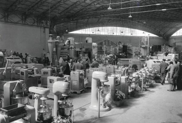 Fiera di Milano - Campionaria 1955 - Padiglione delle macchine per molini, panifici e pastifici - Interno