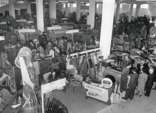 Fiera di Milano - Campionaria 1955 - Padiglione macchine e accessori per la lavorazione del legno - Interno