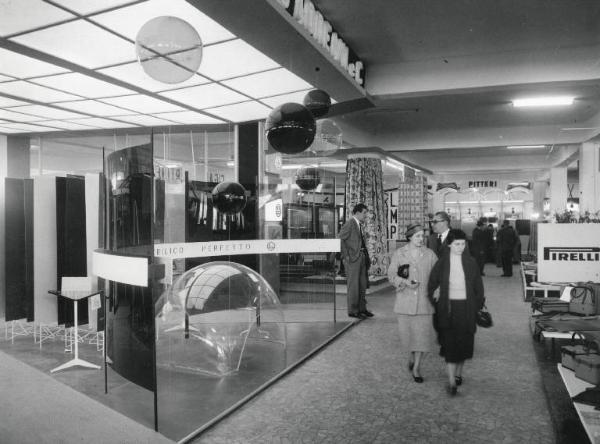 Fiera di Milano - Campionaria 1955 - Padiglione delle materie plastiche e delle macchine per la loro lavorazione - Interno
