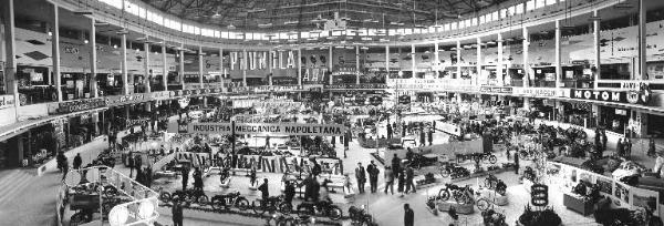 Fiera di Milano - Campionaria 1955 - Padiglione auto, avio, moto, ciclo, accessori e articoli sportivi - Interno