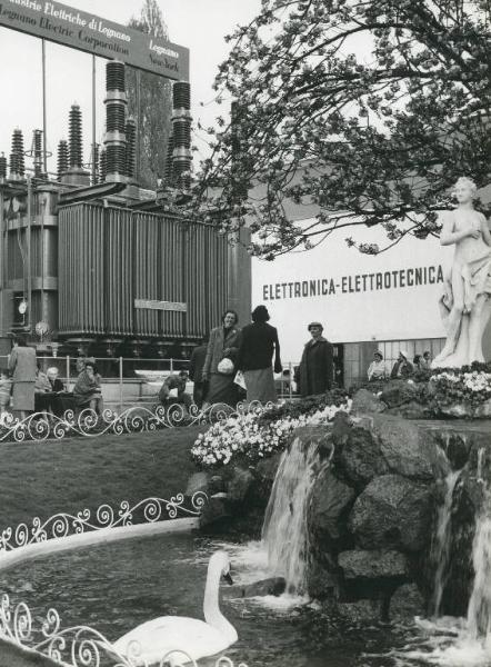 Fiera di Milano - Campionaria 1956 - Fontana con visitatori