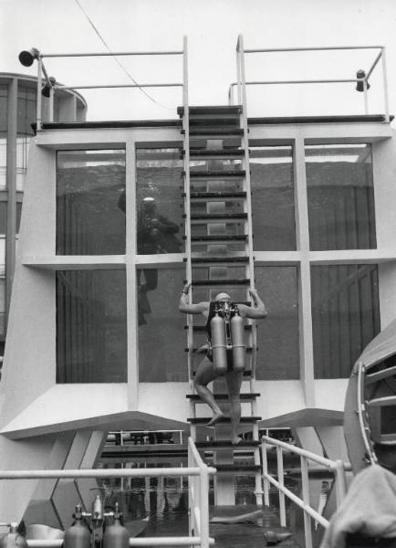Fiera di Milano - Campionaria 1956 - Piscina per immersioni - Esibizione dei sommozzatori