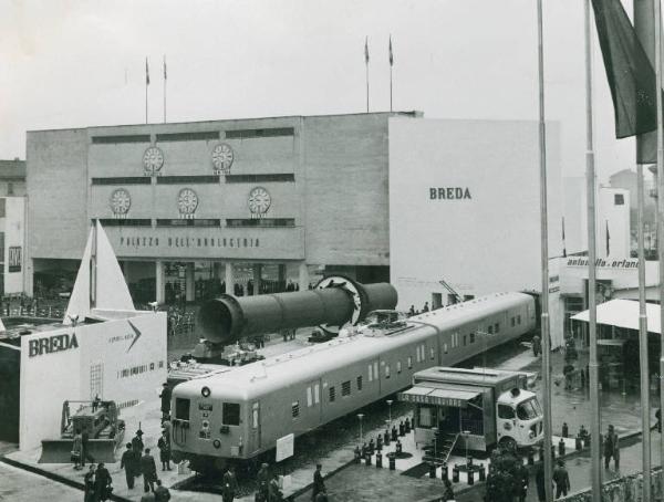 Fiera di Milano - Campionaria 1956 - Padiglione e area espositiva all'aperto della Breda e palazzo dell'orologeria