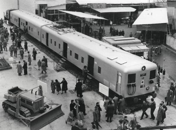 Fiera di Milano - Campionaria 1956 - Area espositiva all'aperto della Breda - Treno per l'India
