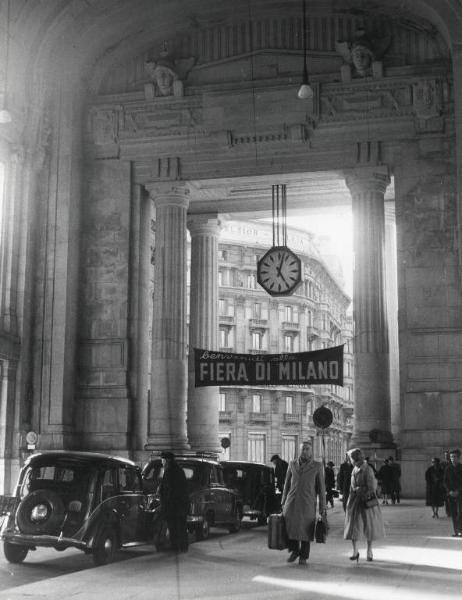 Milano - Stazione centrale - Striscione pubblicitario della Fiera campionaria di Milano del 1956