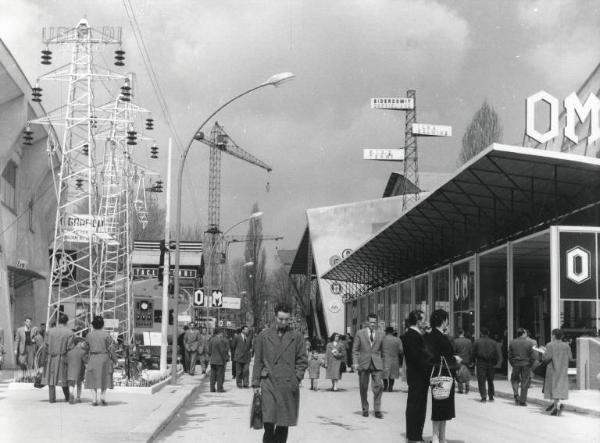 Fiera di Milano - Campionaria 1956 - Viale della siderurgia - Tettoia espositiva della Officine Meccaniche OM