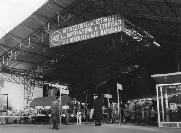 Fiera di Milano - Campionaria 1956 - Tettoia espositiva di attrezzature per l'estrazione, la raffinazione e l'impiego oli minerali e gas naturali