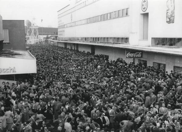 Fiera di Milano - Campionaria 1956 - Viale del commercio - Folla di visitatori