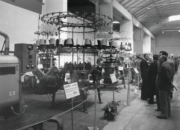 Fiera di Milano - Campionaria 1956 - Padiglione macchine per l'industria tessile e per maglieria - Interno