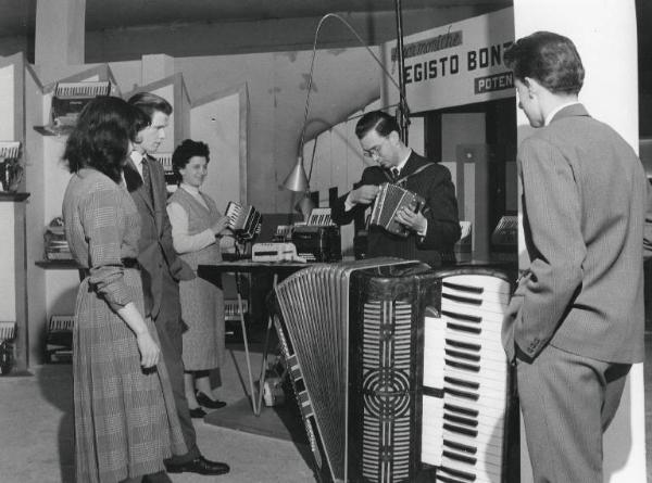 Fiera di Milano - Campionaria 1956 - Palazzo delle nazioni - Salone internazionale della musica - Strumenti musicali